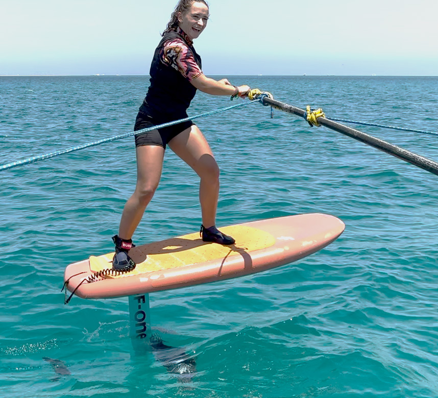 Foil Simulator hydrofoil kitesurfen op turquoise water - strand watersport avontuur en reisbestemming