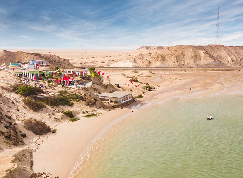 Kitesurfing strand met Wing Foil Spirit - woestijnkust kiteboarding bestemming met turkoois water en surfcentrum