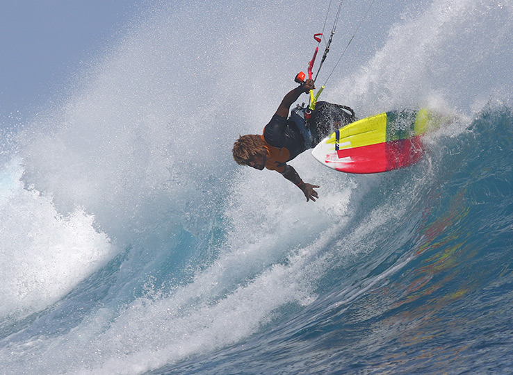 Trip en Wavespot kitesurfen - spectaculaire sprong over grote golf, kiteboarding watersport actie op strand