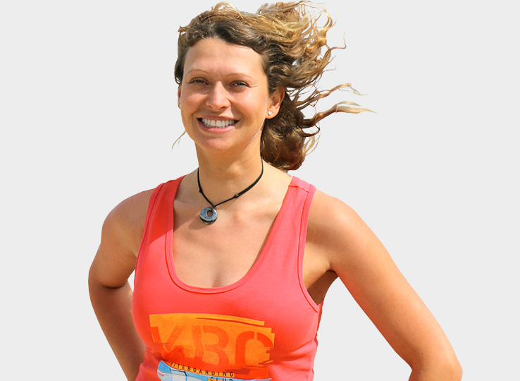 Jani Holland lachend op het strand - kitesurfing advies en watersport reizen