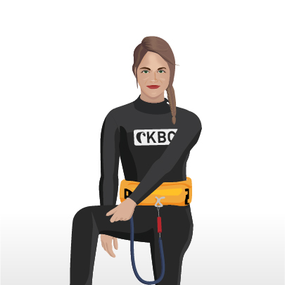 Kitesurf Instruktorin mit Handzeichen sitzt in kiteboarding Ausrüstung - Kitesurfing Unterricht