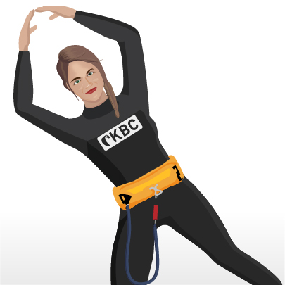 Kitesurf Handzeichen demonstriert Stretching in schwarzem Kiteboarding Wetsuit mit KKBC Logo