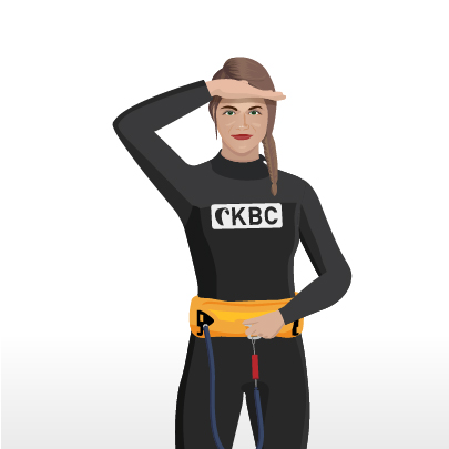 Kitesurferin mit KKBC Wetsuit macht Handzeichen - Kiteboarding Wassersport Ausrüstung