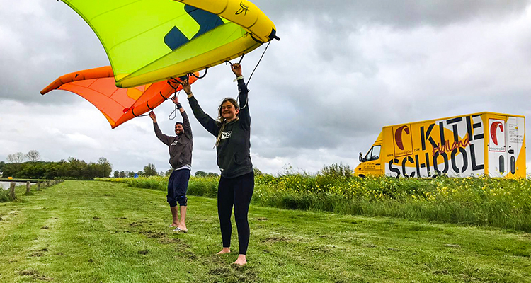 Natur kitesurf school training op strand, kiteboard lessen voor watersport reisbestemming