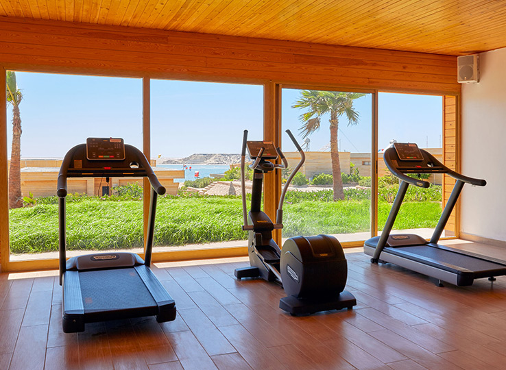 MAR fitness faciliteit met loopbanden en crosstrainer, zeezicht perfect voor kitesurfers en watersport reizigers