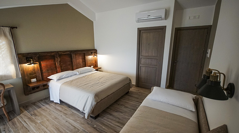 Modern hotel room with double bed and single bed for kiteboarding travelers, Vajarassa accommodation