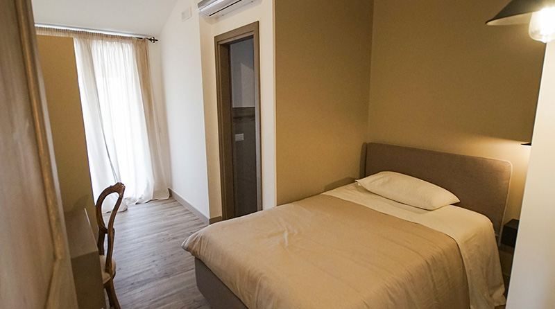 Vajarassa hotel room with double bed for kitesurfers - cozy accommodation near kiteboarding beach destinations