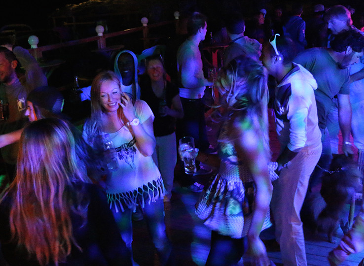 Kitesurfers feesten in het nachtleven - vieren na een dag kitesurfen en watersporten