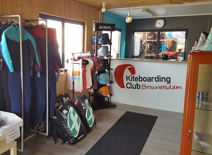 Kiteboarding Club Brouwersdam interieur met kite-uitrusting, wetsuits en kitesurfing materiaal verhuur