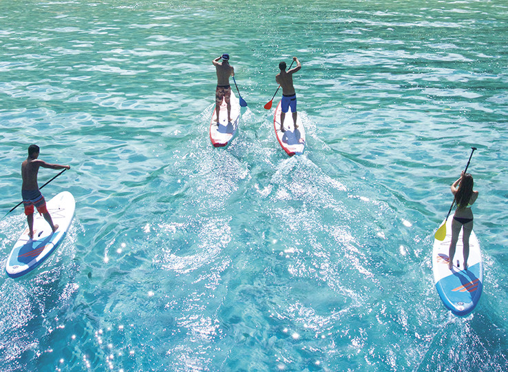 Stand-up paddleboard groep op turquoise water - perfecte watersport bestemming voor kitesurfen en SUP