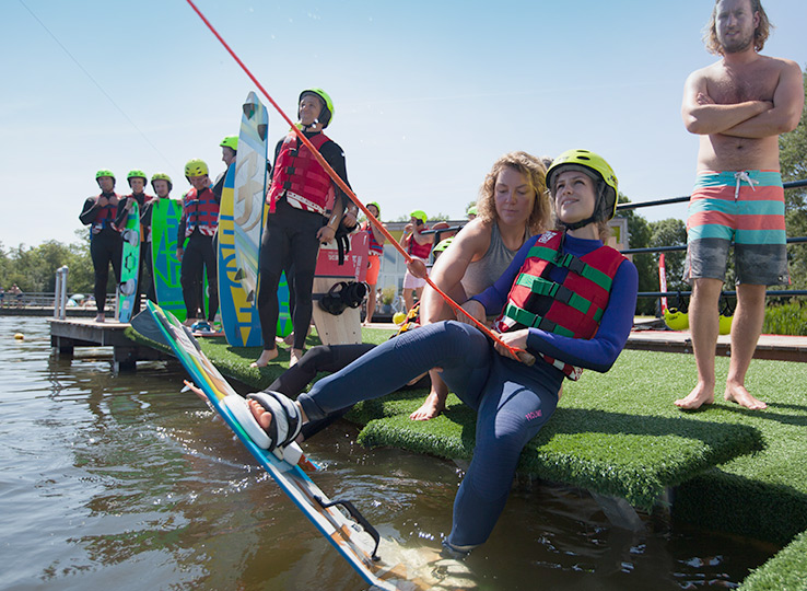 Kitesurfing school met beginners aan het water - kiteboarding lessen en watersport activiteiten op strand locatie