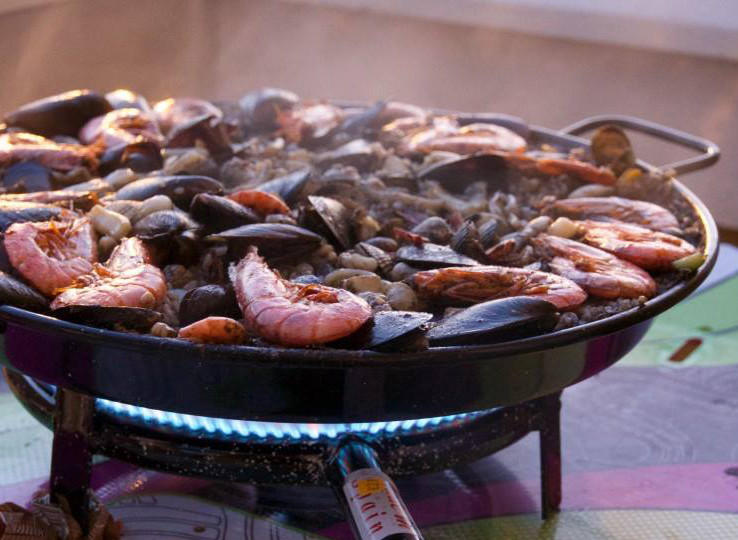 Verse zeevruchten paella met garnalen en mosselen - perfecte maaltijd na het kitesurfen op strand