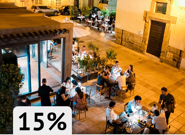 Avondsfeer op restaurant terras aan de Middellandse Zee - perfecte plek voor kitesurfers na watersport