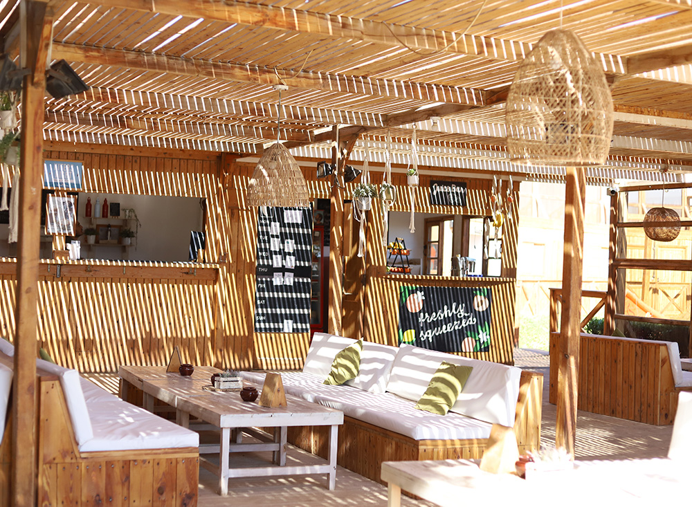 Kitesurf strandbar met bamboe pergola en lounge gebied - perfecte ontspanning na het kitesurfen